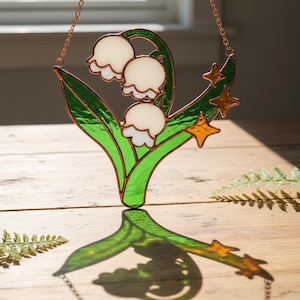 Animal Cr.oss.ing Leaf Resin Suncatcher, Nook Inc Leaf Window Hanging, Green Acrylic Suncatcher, Ornament Gamer Gift